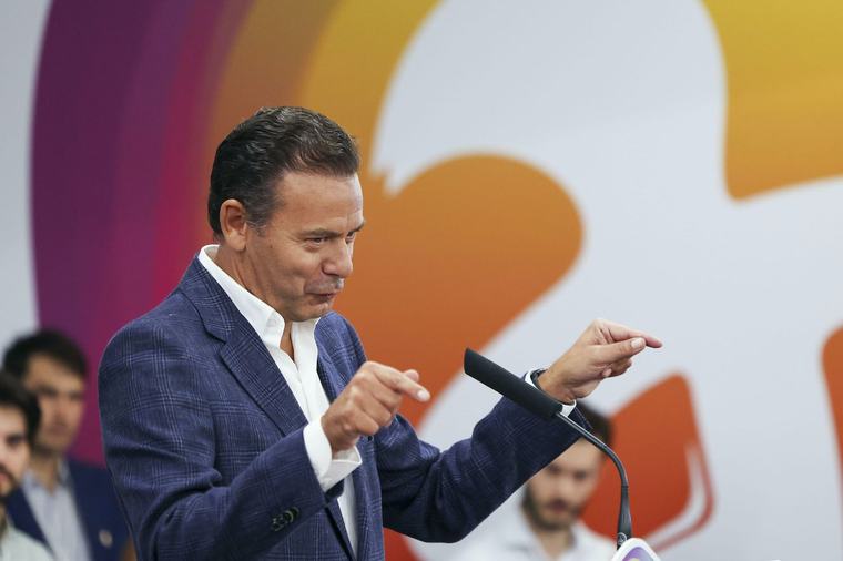 Um muito tranquilo Montenegro sorri sobre moção de censura (e deixa recado a comentadores)