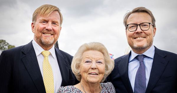 Willem-Alexander junta-se à mãe para homenagear o pai, príncipe Claus, no centenário do seu nascimento